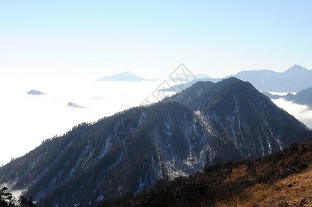 横向景观天空旅行爬坡风景蓝色白色背景图片