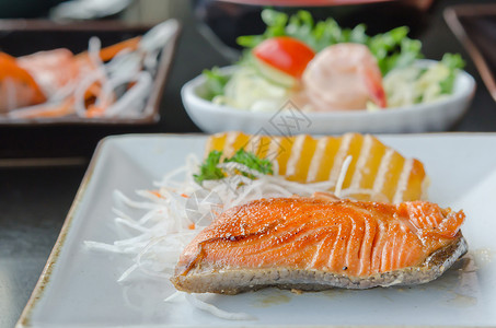 鱼盘鱼盘子白色食物牛扒海鲜蔬菜背景图片
