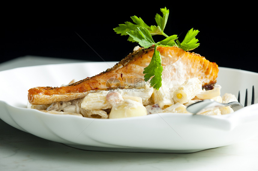 用辣椒和奶油意面烤鲑鱼膳食静物香菜盘子营养叉子食品熟菜美食菜肴图片