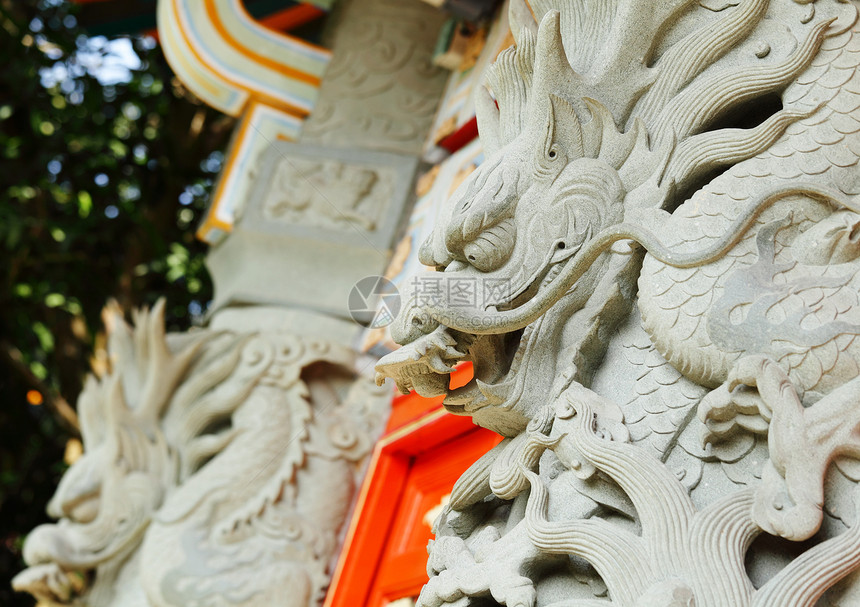 寺庙的中国龙雕像金子文化宗教艺术警卫皇帝装饰品异国建筑学运气图片