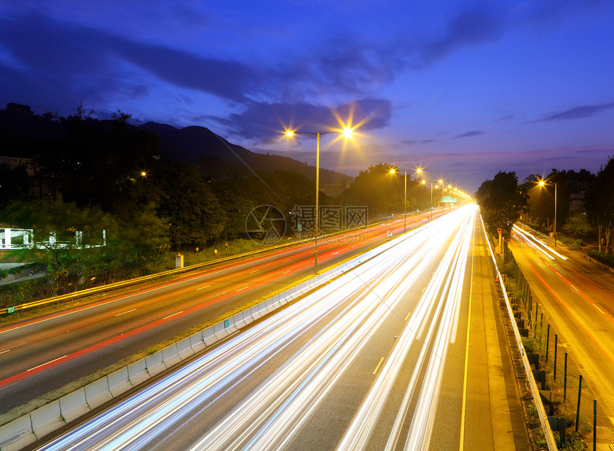 夜间在高速公路上旅行夜景建筑商业景观建筑学汽车运输交通照明图片