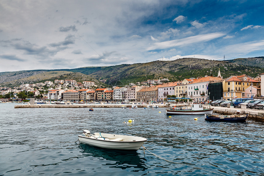 克罗地亚Istria附近地中海镇Senj的全景山脉港口海岸线蓝色码头城市房子海岸文化支撑图片