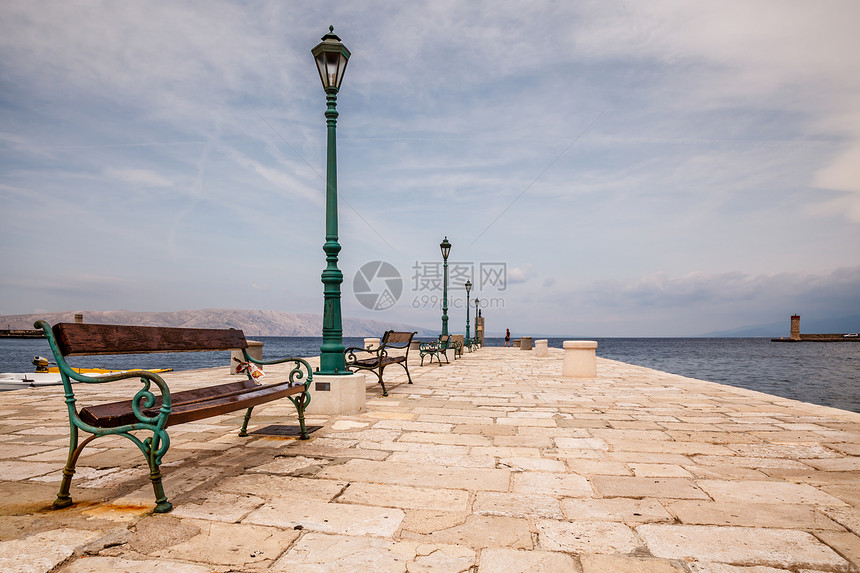 克罗地亚Istria附近Senj镇美丽的船停泊码头灯柱路灯支撑邮政天空蓝色海洋长椅街道海滩图片