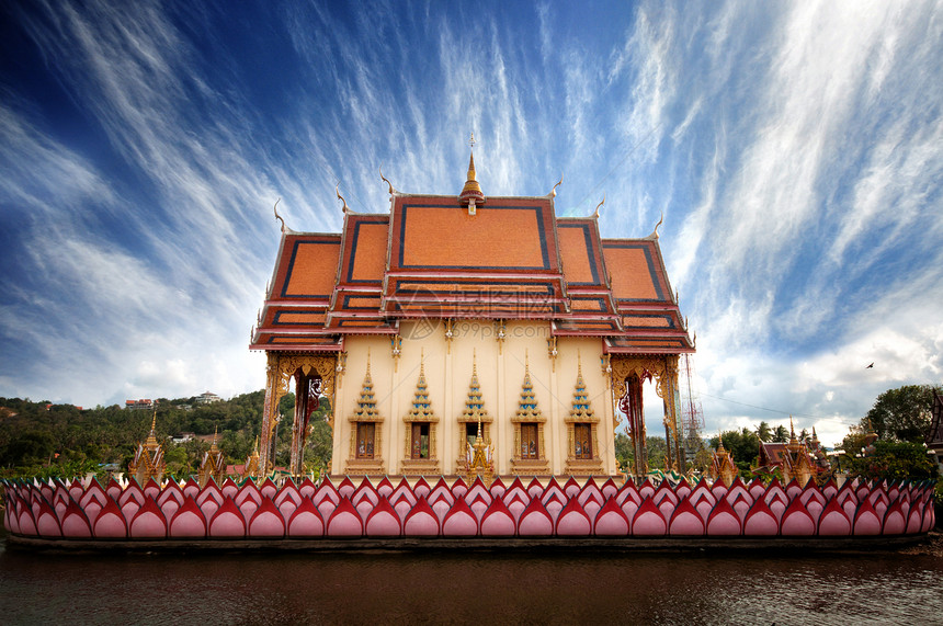 泰国Ko Samui岛佛教寺庙游客天空旅游佛教徒文化历史建筑学棕榈热带蓝色图片