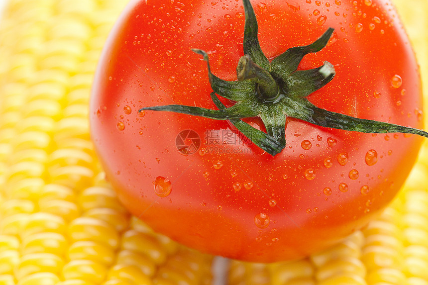 熟黄玉米和番茄背景丝绸营养耳朵食物棒子生活水果收成叶子内核图片