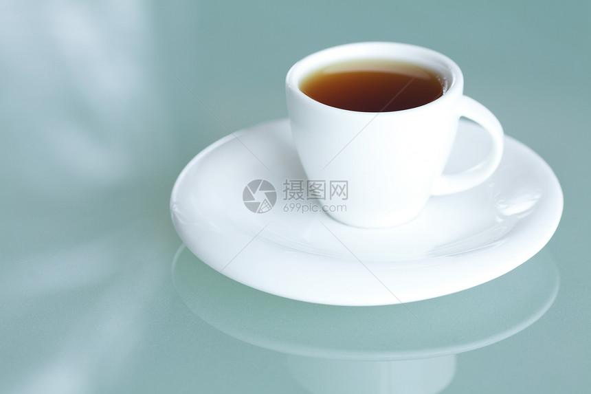 在玻璃表面的茶杯上反射陶瓷食物牛奶小吃桌子飞碟盘子早餐午餐图片