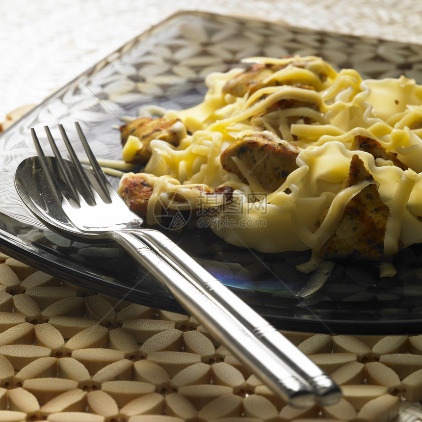 配肉片的意大利面熟食菜肴熟菜静物勺子内饰食品盘子食物美食图片