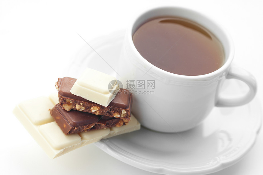 白色的巧克力和茶叶房子蛋糕糕点桌子食物面包芯片糖果小吃甜点图片