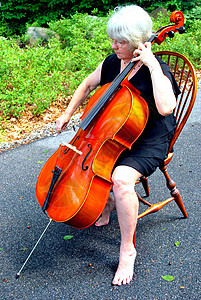 女大提琴手音乐家大提琴老师音乐退休乐器女士字符串声学背景图片