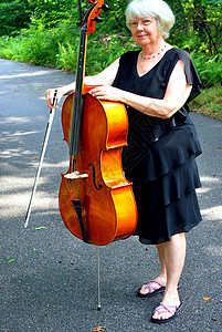 女大提琴手字符串声学女士音乐家音乐老师大提琴乐器退休背景图片