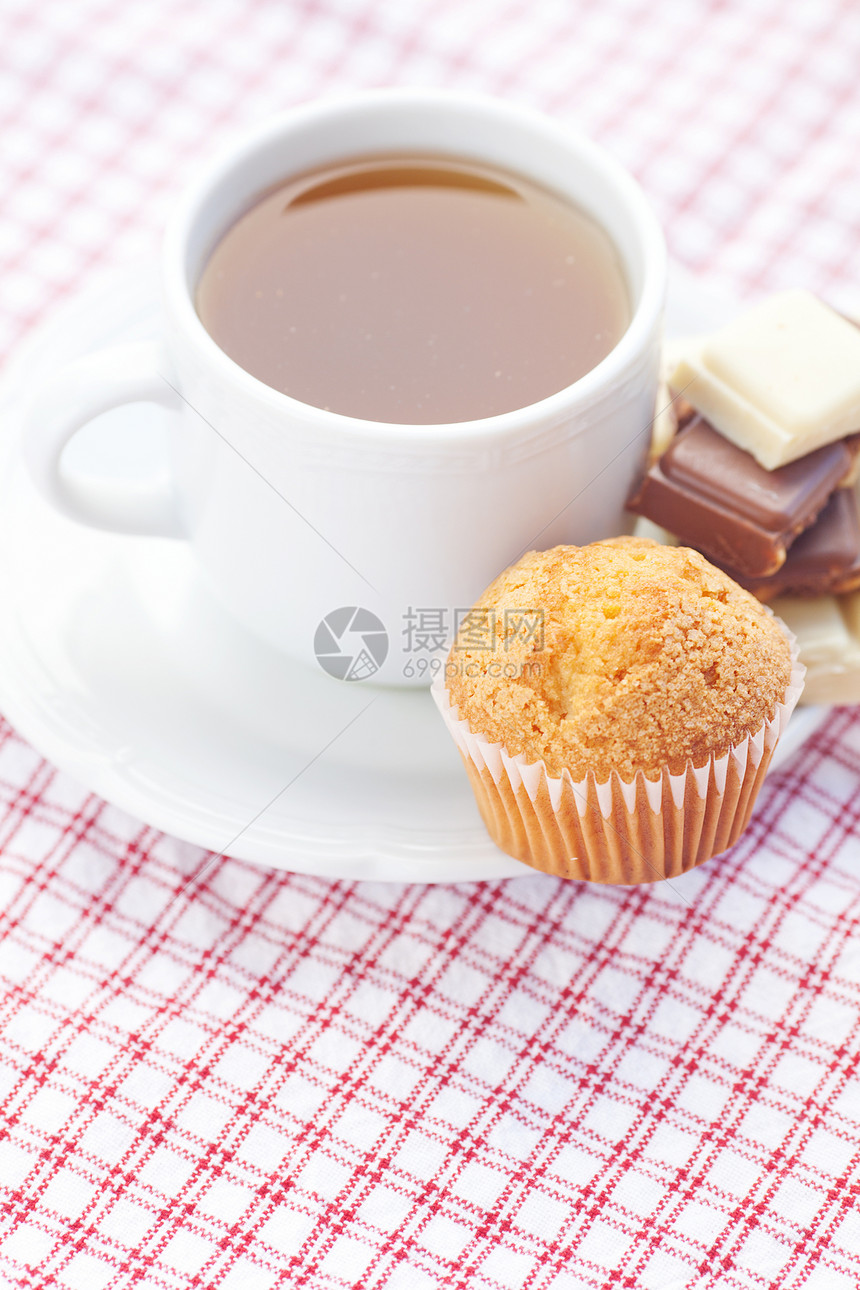 方格织物上巧克力 茶叶和松饼生活芯片蛋糕糕点杯子飞碟早餐牛奶房子糖果图片