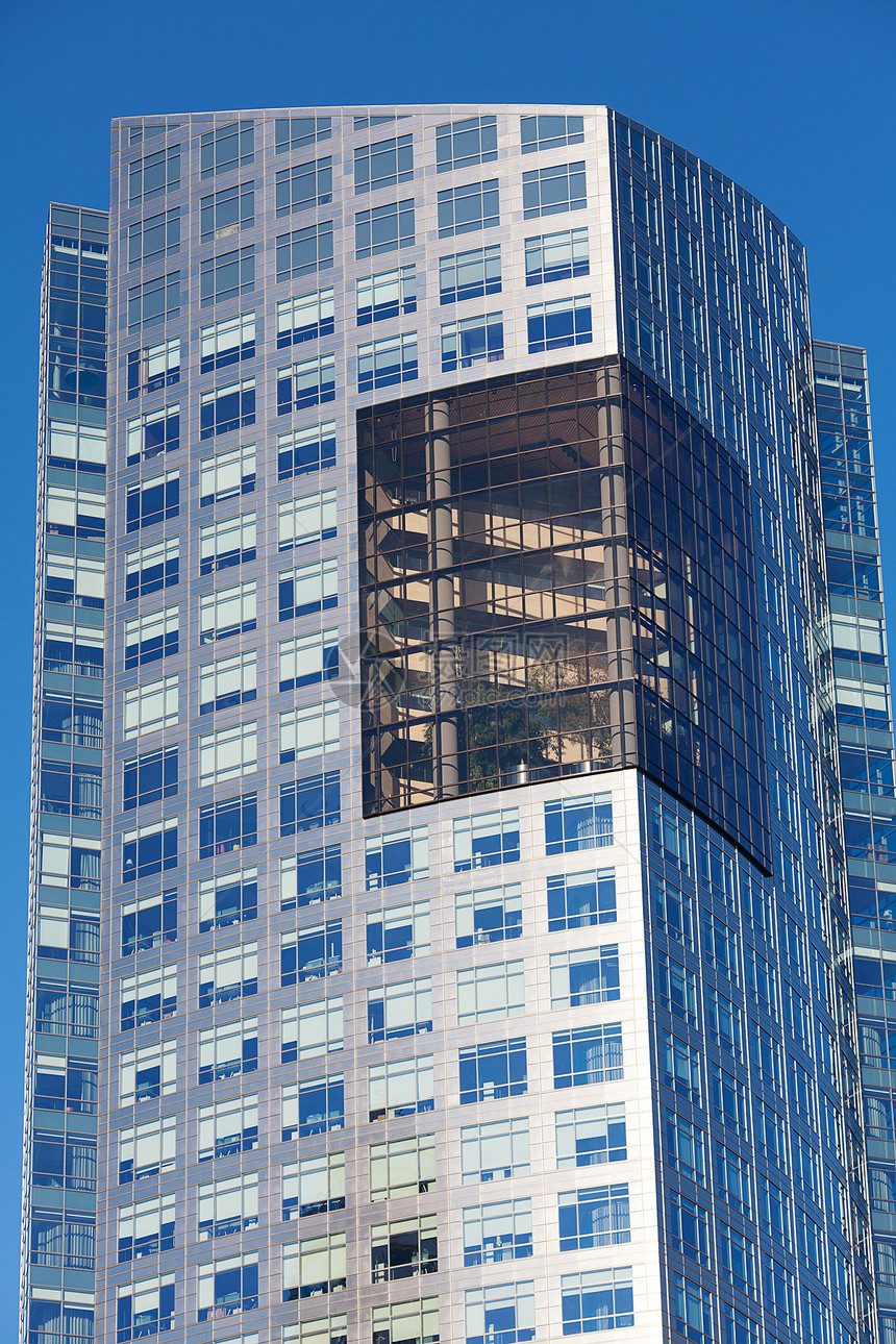 美丽的现代办公楼映衬着蓝天商业街道窗户天空角落建筑蓝色技术城市反射图片