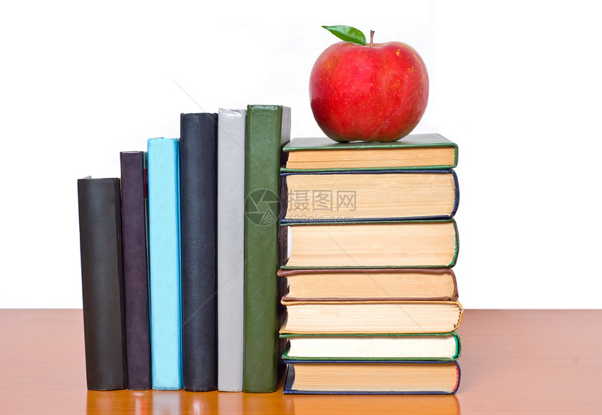 书塔 苹果在白色上被隔绝手册文学小说团体智慧字典书店百科学校知识图片