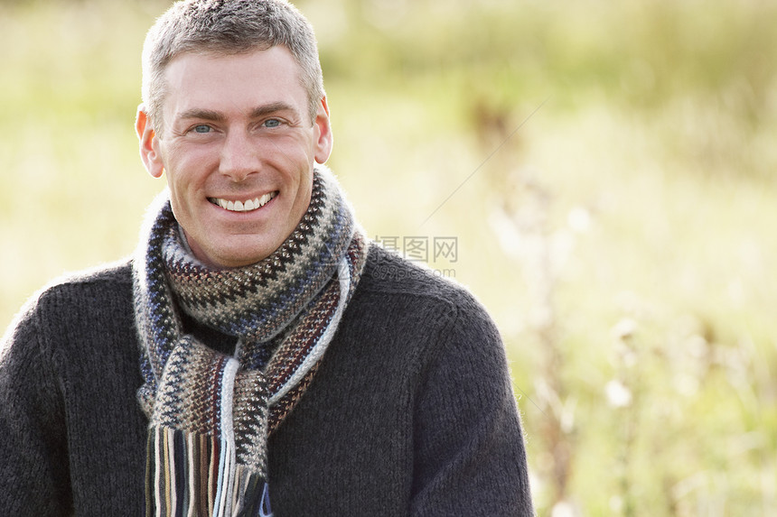 在秋天风景中行走的近距离外门人微笑男性灰色水平场地相机中年中年人围巾公园图片