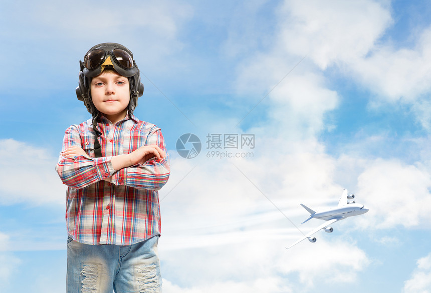 戴头盔飞行员的男孩梦想成为飞行员帽子孩子天空蓝色玩具飞机传单想像力空军童年图片