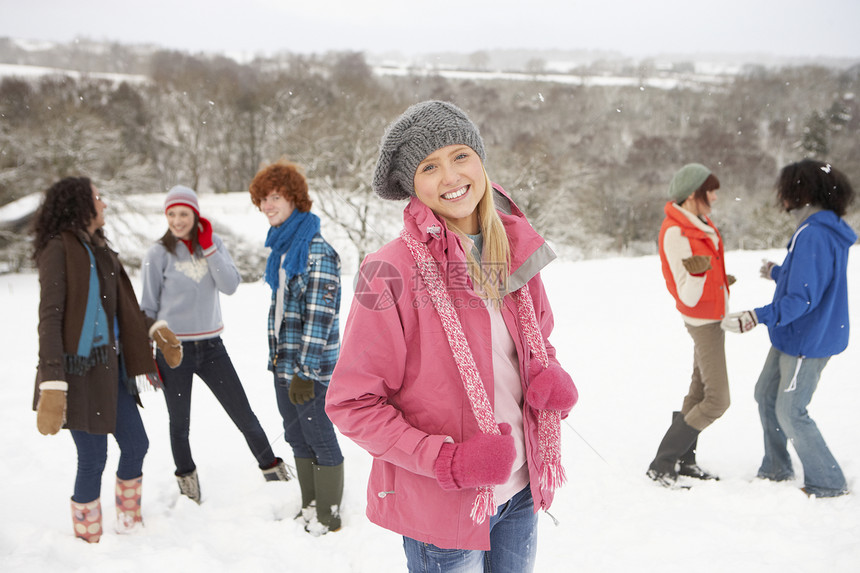 在雪地风景中玩乐的年轻朋友团体女孩时尚男性下雪天气笑声季节个人朋友们金发图片