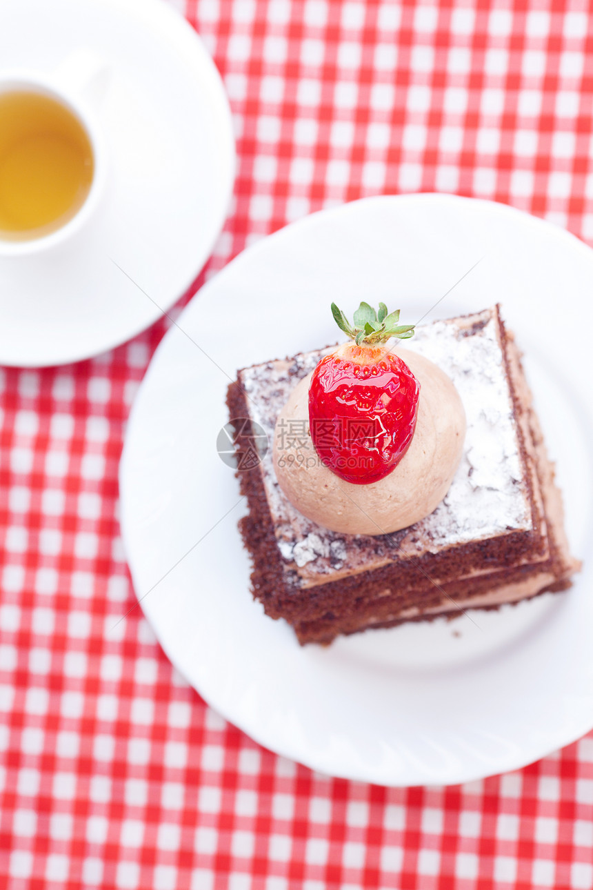 甜美的蛋糕 草莓和花边织布上的茶杯子糕点馅饼自助餐食物生日厨房盘子餐具浆果图片