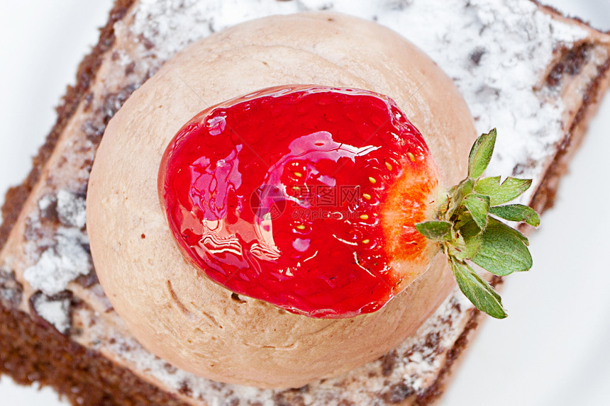 白底带草莓的美丽蛋糕 白色背景馅饼食物水果咖啡店生日饼干自助餐盘子厨房织物图片