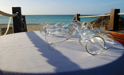 成套表格晚餐天空玻璃海岸线台布海岸支撑酒杯蓝色海滩背景图片