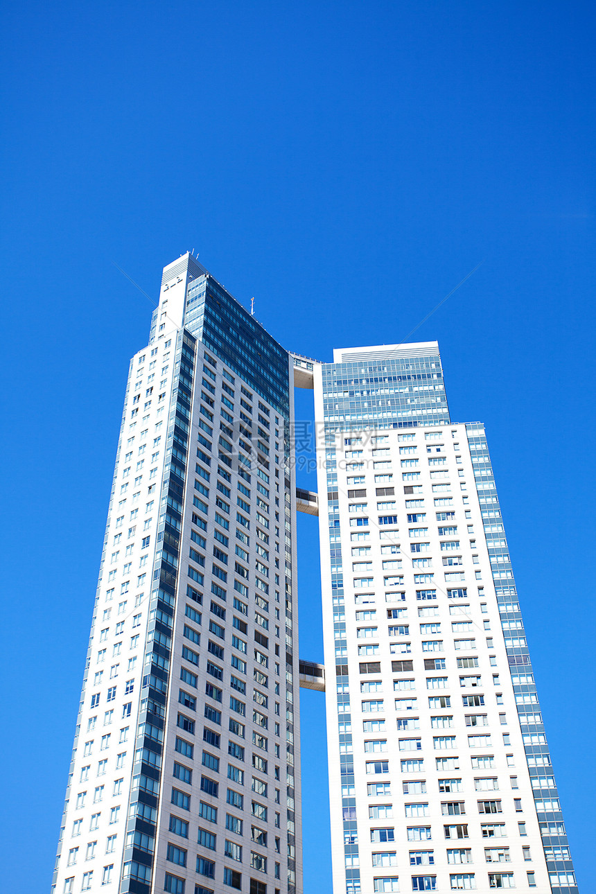 美丽的现代办公楼映衬着蓝天窗户蓝色摩天大楼酒店天空城市住宅建筑技术银行图片