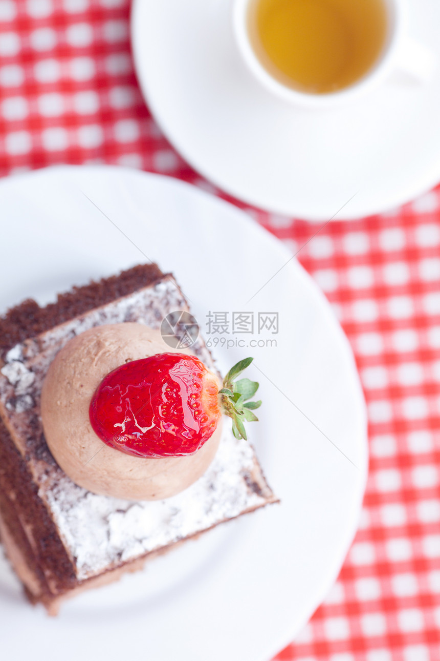 甜美的蛋糕 草莓和花边织布上的茶杯子生日甜点饼干小吃巧克力陶瓷奶油咖啡店浆果图片