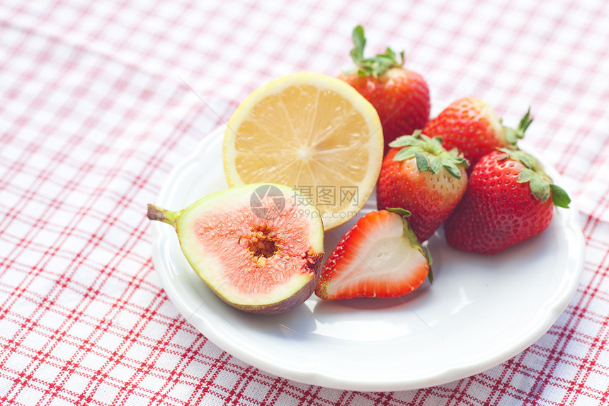柠檬 无花果和草莓餐具小吃格子水果饮料菜肴织物陶瓷食物盘子图片
