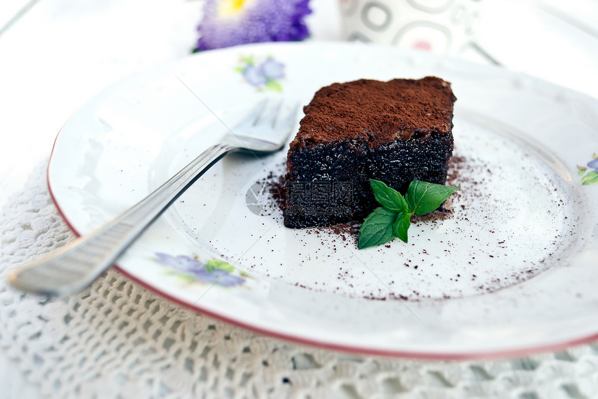 巧克力蛋糕切片奶油可可咖啡桌子蛋糕甜点盘子白色杯子巧克力图片