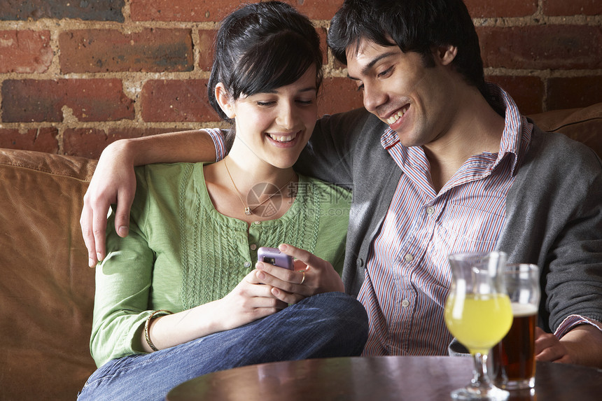 爱在咖啡厅的情侣水平享受咖啡店电话男人女士微笑女性喜悦酒吧图片
