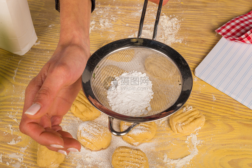 饼干加糖过滤器水平女性粉末甜点厨师糕点制作烹饪用具图片