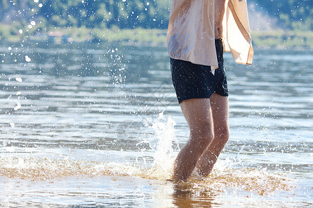 男人的腿在水中跳动喜悦高清图片素材