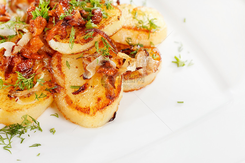 马铃薯和蘑菇油炸绿色胡椒牛肉牛扒香菜烧烤食物筹码盘子图片