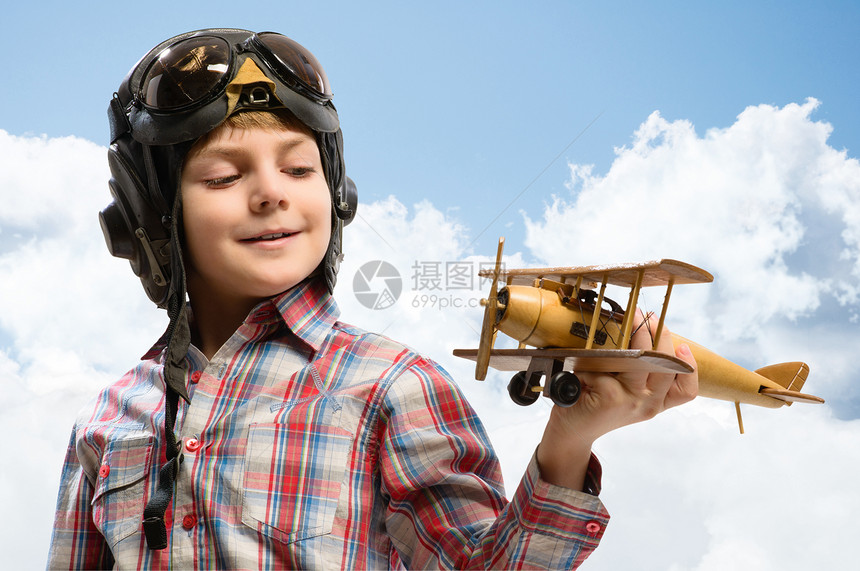 戴头盔飞行员的男孩玩玩具飞机空军男性眼镜乐趣男生传单空气蓝色帽子勇气图片