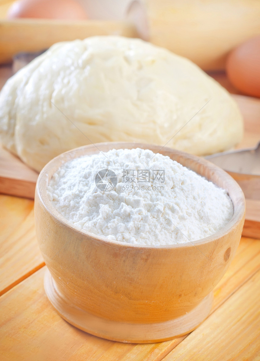 木碗的面粉面条烹饪木板面包师蛋糕面团食谱营养小麦馅饼图片