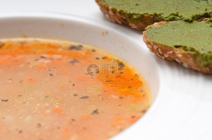 意大利矿泉汤 配有害虫氯硝西尼盘子美食食物香菜肉汤小吃午餐蔬菜芹菜萝卜图片