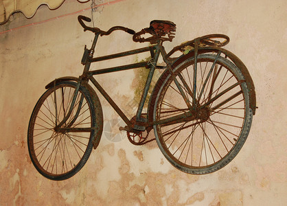 墙上非常老旧的自行车车辆高清图片素材
