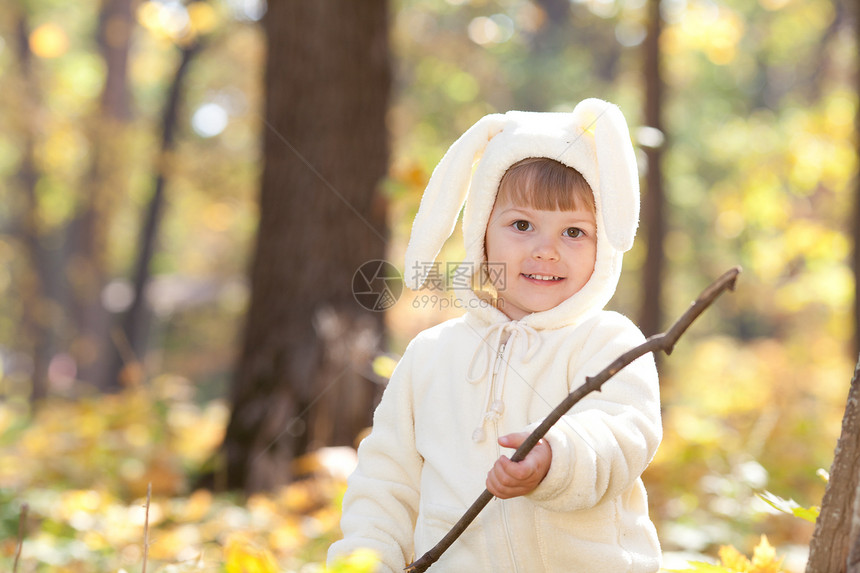 秋天森林中穿着装扮小兔子的漂亮女孩童年毛皮女儿喜悦幸福乐趣叶子压痛橙子季节图片