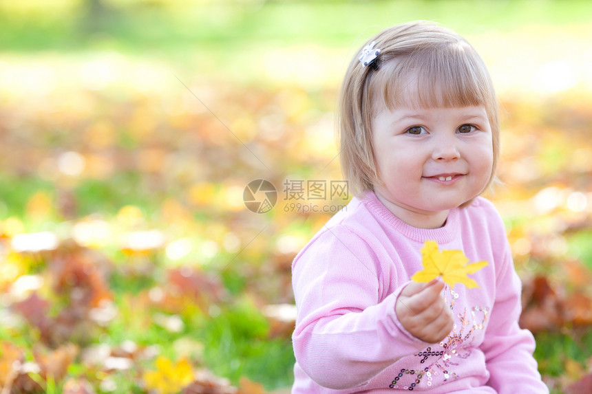 美丽的小女孩坐在秋天的树叶上压痛公园森林快乐红色喜悦女儿女孩叶子女性图片
