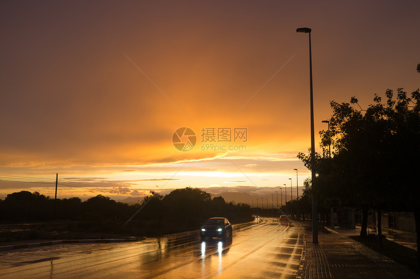 湿路日落下雨天气风暴汽车沥青运输交通状况图片