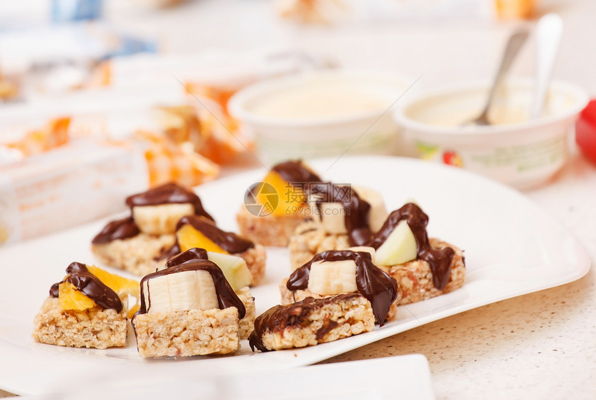 带巧克力的麦片棒活力营养纤维早餐薄片厨房坚果饮食葡萄干玉米图片