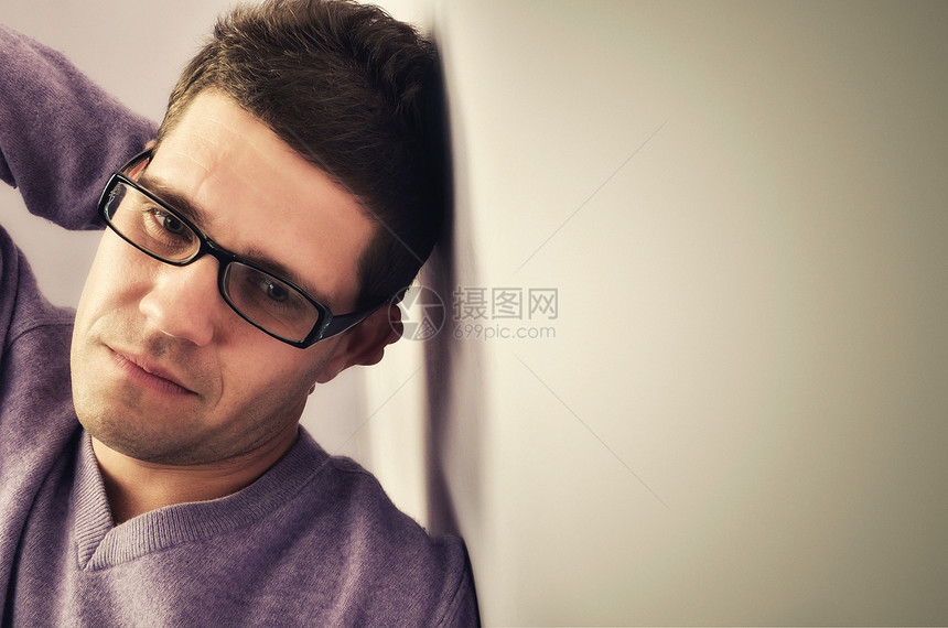 失思的年轻人悲伤沉思情绪思维男性专注眼镜表情孤独寂寞图片