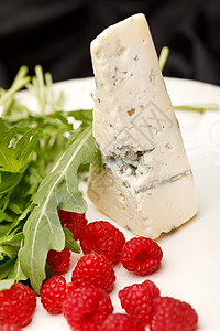奶酪和草莓浆果盘子蓝色覆盆子食物沙拉树叶红色背景图片