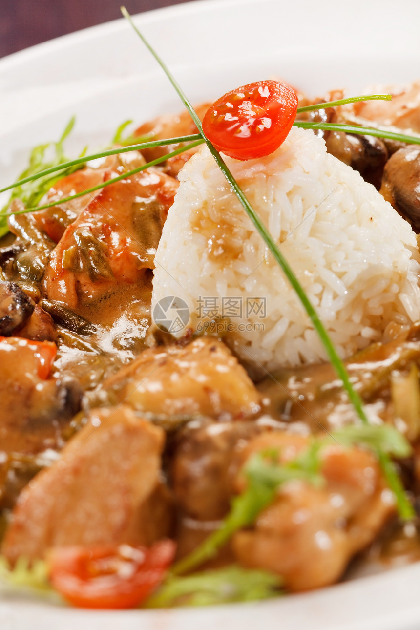 带蘑菇和蔬菜的大米食物棕色营养烹饪猪肉午餐餐厅盘子菜单美食图片