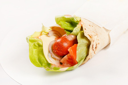 加香肠和蔬菜的玉米饼食物小吃午餐黄瓜背景图片
