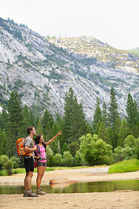在约塞米特山上徒步远足女士成年人山脉国家男人背包男性旅行朋友们远足者背景图片