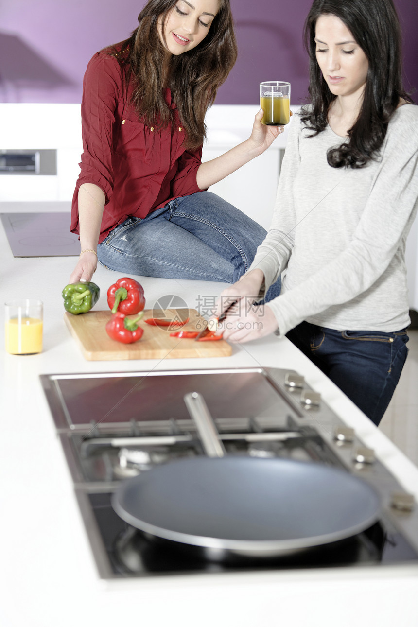 两个朋友在准备食物姐妹午餐胡椒工作成人果汁乐趣帮助女孩橙子图片