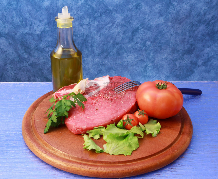 肉肉 生牛肉炙烤洋葱草本植物迷迭香花束百里香屠夫红色戒指蔬菜图片