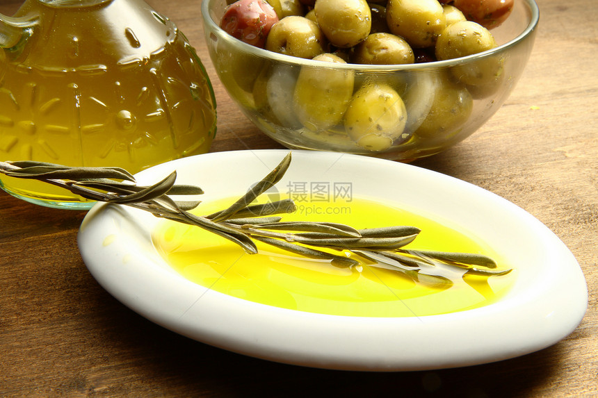 橄榄油收成香气叶子营养水果油壶餐厅饮食玻璃处女图片