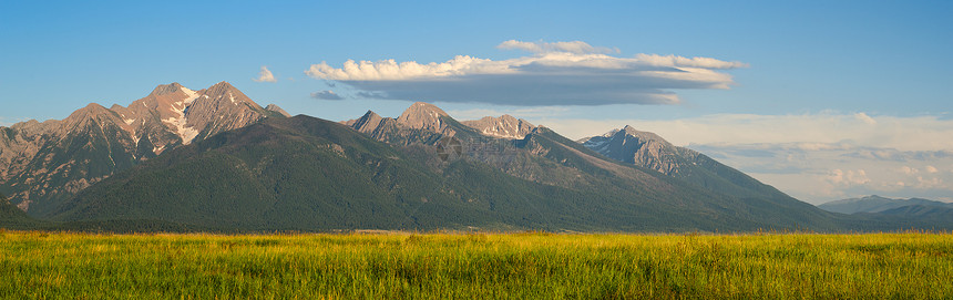 美国蒙大拿州莱克县特派团夏季山丘全景(美国蒙大纳)图片