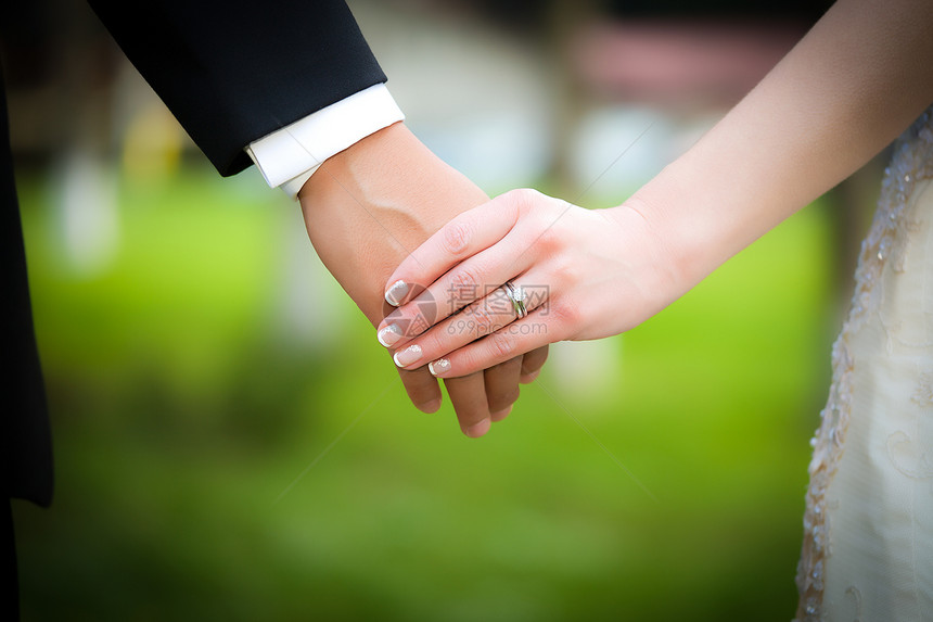 年轻已婚夫妇握手牵手仪式丈夫恋人女性手指女士热情女朋友妻子婚礼图片
