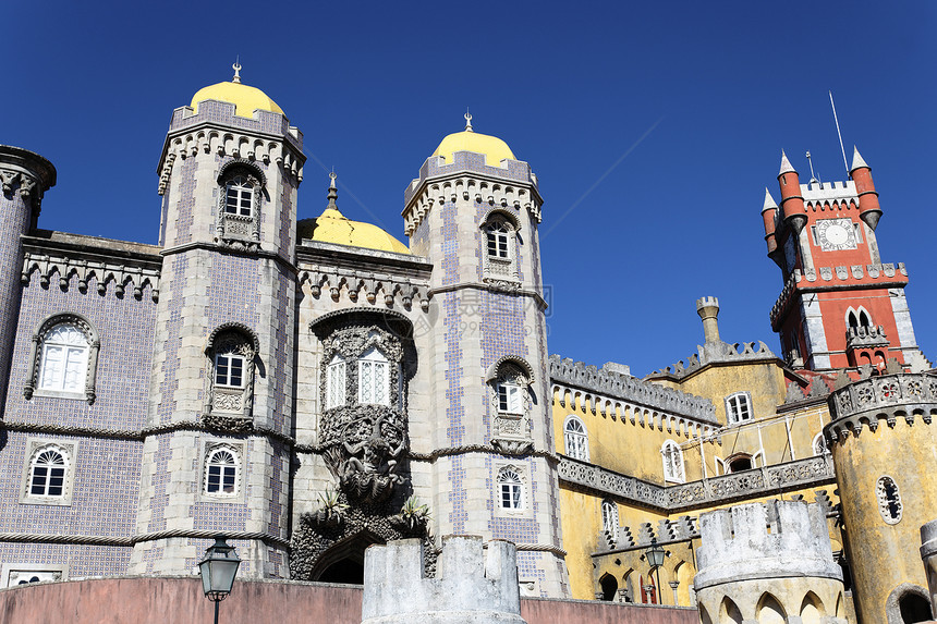 蓝色天空中的Pena城堡图片